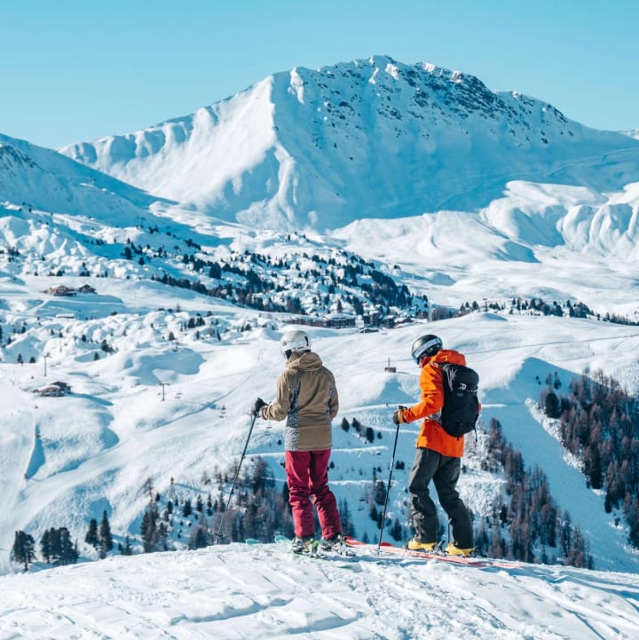 Skieurs en haut des pistes - Eden les Cimes - Vacances Bleues