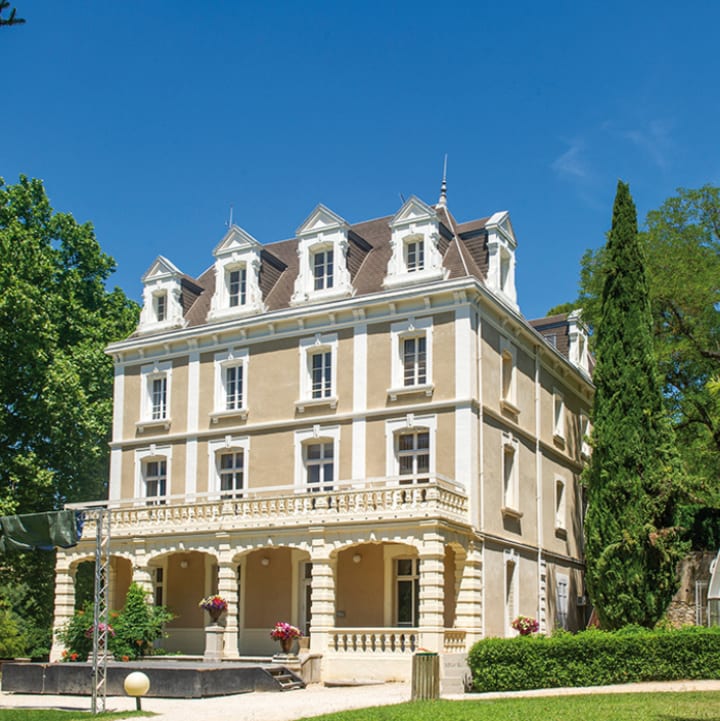 chateau-laval-exterieur-chateau-705x705.png