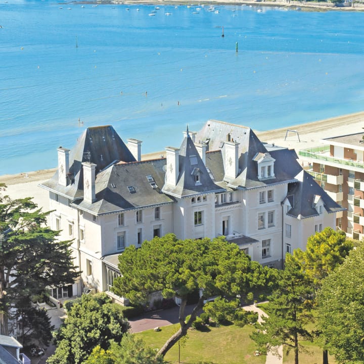 Hôtel Villa Caroline et océan en arrière plan - La Baule - Vacances Bleues