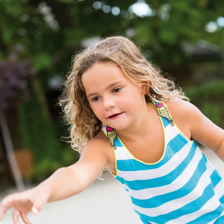 Petit fille jouant à la pétanque en été - Club*** Les Horizons du lac - Chorges