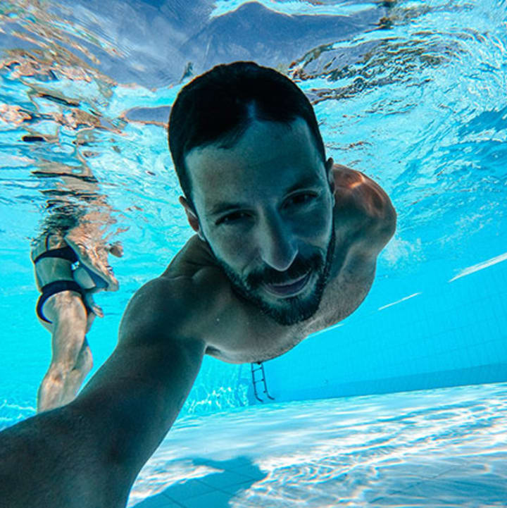 Personne sous l'eau dans la piscine extérieure - Club*** Château Laval - Gréoux les Bains