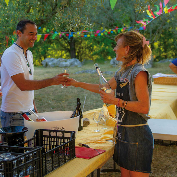 Personne servant du vin à un homme lors d'un évènement en extérieur - Résidence 3* Lou Castel - Ardèche