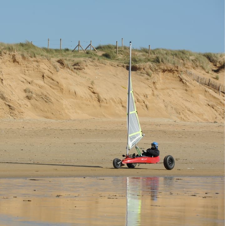 Personne faisant du char à voile sur la plage - Vacances Bleues
