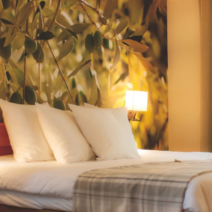 Chambre lit double oreillers et couverture - Chateau Laval - Vacances Bleues