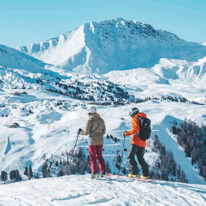Skieurs sur les sommets enneigés - Hôtel*** Eden des cimes - La Plagne - Vacances Bleues