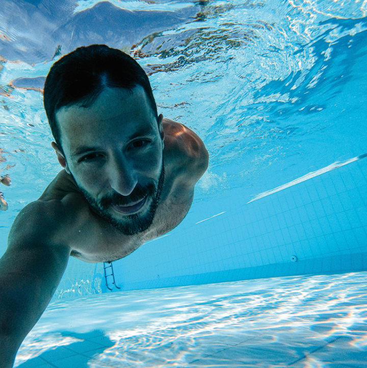 Homme sous l'eau dans la piscine extérieure - Club*** Château Laval - Gréoux les Bains