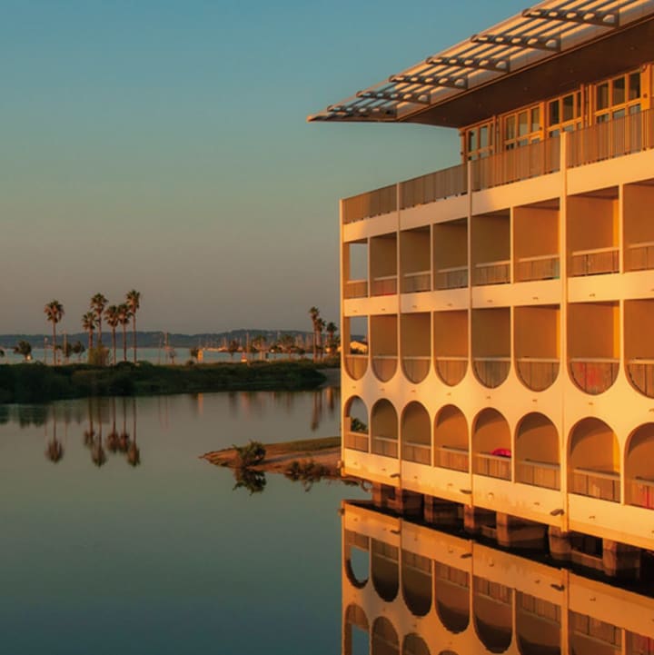 Vue du bâtiment et de la lagune au coucher du soleil - Club 3* Plein Sud -Hyères les palmiers