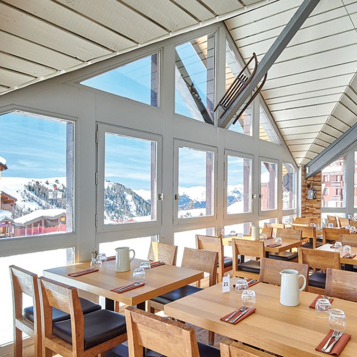 Salle de restaurant avec vue panoramique sur les montagnes enneigées - Hôtel*** Eden des Cimes - la Plagne