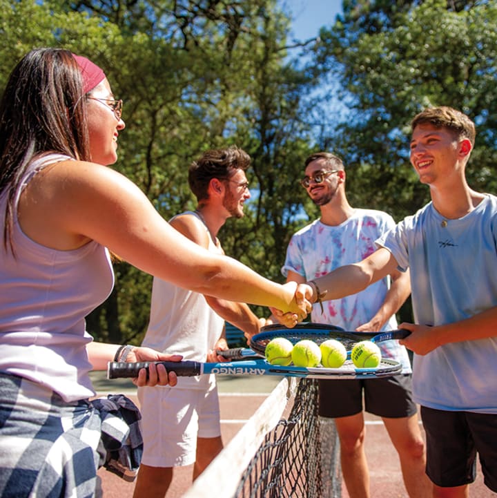 Holidaymakers enjoying a game of tennis - Hotel Les Jardins de l'Atlantique
