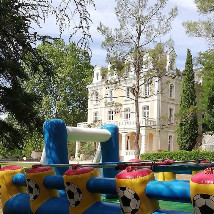 Jeu gonflable en extérieur devant le château du domaine - Club*** Château Laval - Gréoux les Bains