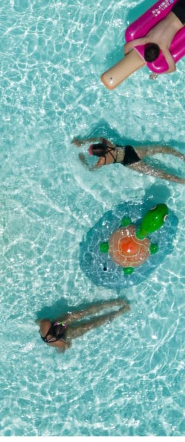famille dans la piscine de keravel