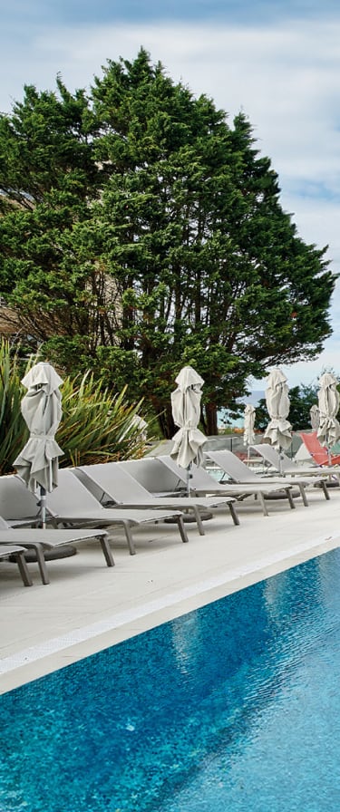 Piscine de l'établissement sous le ciel bleu - Le Grand Large - Biarritz - Vacances Bleues