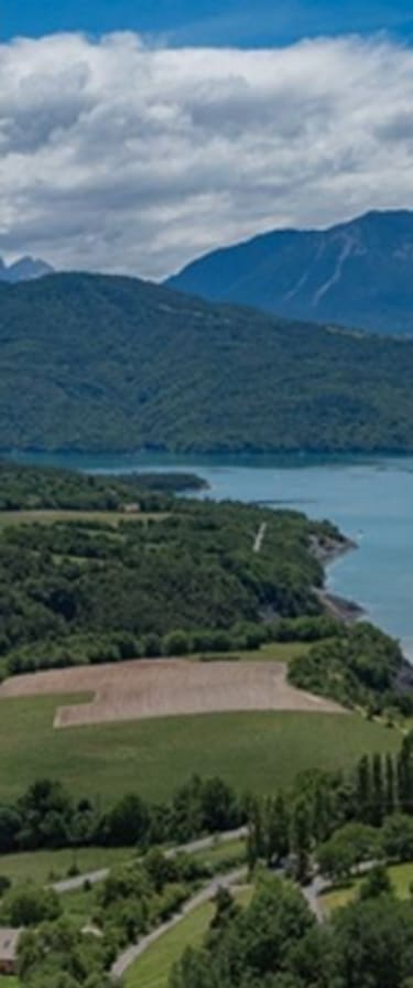 Vue panoramique des montagnes et du lac de Serre Ponçon avec en premier plan le club de vacances - Club*** Les Horizons du lac - Chorges