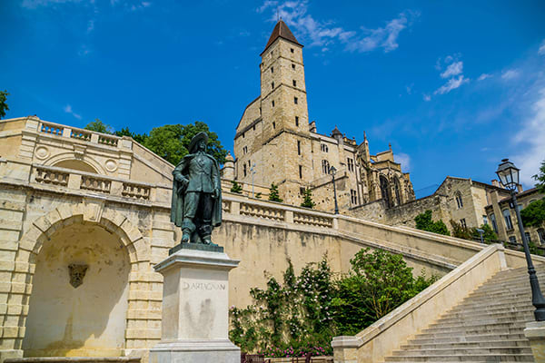 La tour d’Armagnac, l’escalier monumental et le fier D’Artagnan