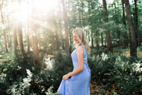 femme dans une forêt avec rayon de lumière