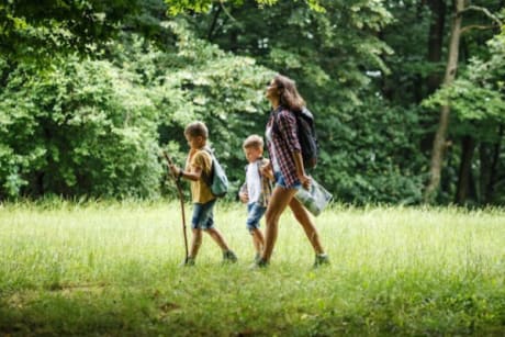 mère et ses fils en forêt vacances bleues