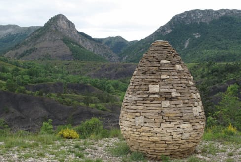 Une sentinelle sur le territoire de Dignes les bain, une œuvre de d’Andy Golsworthy