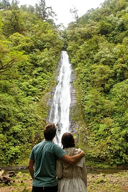 bajos-del-toro-the-promise-waterfall-couple-romance.jpg