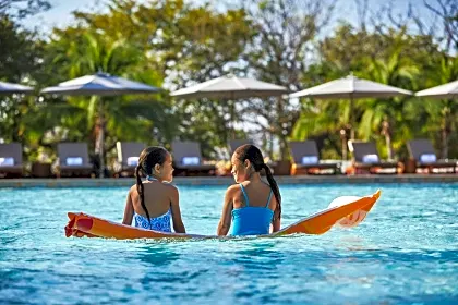 https://res.cloudinary.com/vacationscostarica-com/image/upload/v1650829867/four_seasons_pool_kids_close_up_papagayo_8a18f08f04.jpg