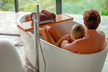 kura-boutique-hotel-spa-honeymoon-bath-tub-uvita.jpg