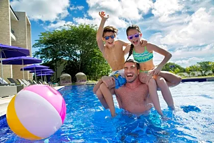 planet-hollywood-family-pool-papagayo.jpg
