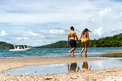 playa-hermosa-couple-beach-walk.jpg