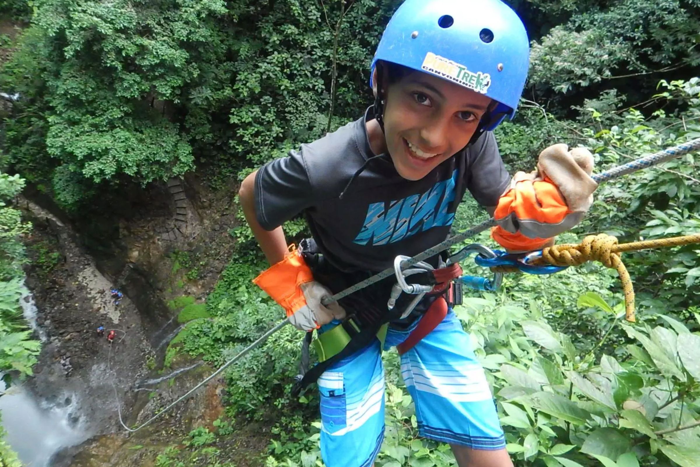 https://res.cloudinary.com/vacationscostarica-com/image/upload/v1646780996/waterfall_rappel_and_canyoning_kid_arenal_244e0ce7a5.jpg