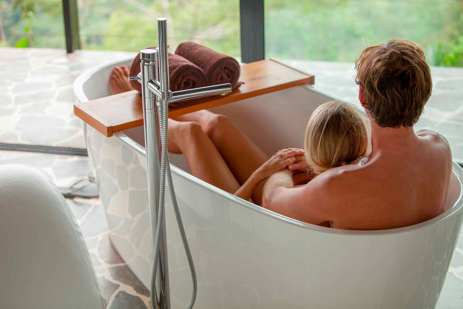 kura-boutique-hotel-spa-honeymoon-bath-tub-uvita.jpg