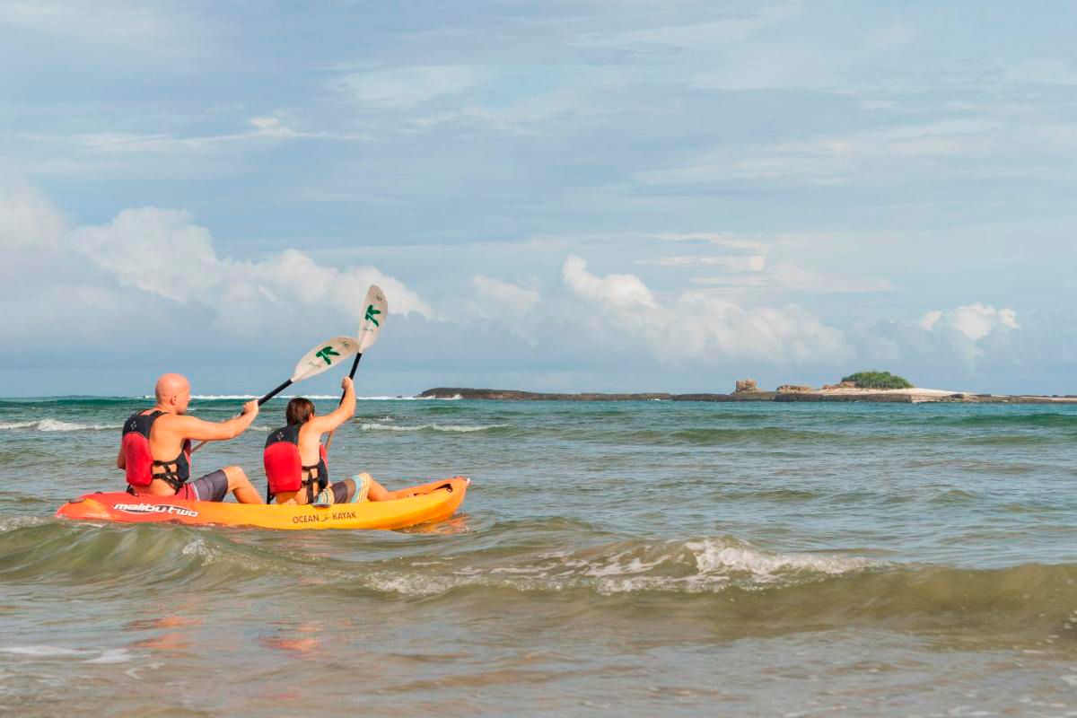 https://res.cloudinary.com/vacationscostarica-com/image/upload/v1651029227/capitan_suizo_beachfront_hotel_island_kayak_tour_tamarindo_b494aeb15d.jpg