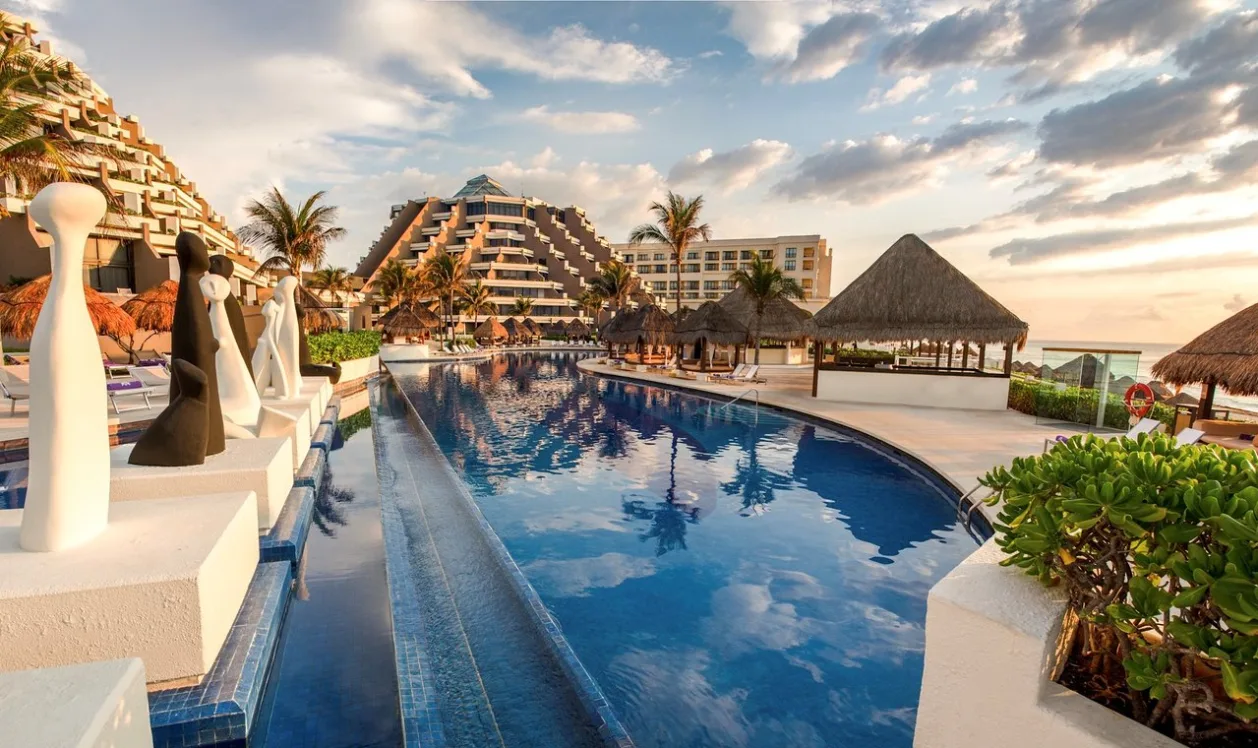 Meliá-Hotels-Paradisus-Cancun-Pool