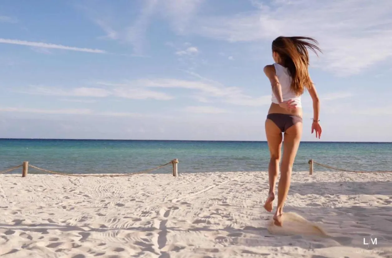 Sara Quiriconi running on beach