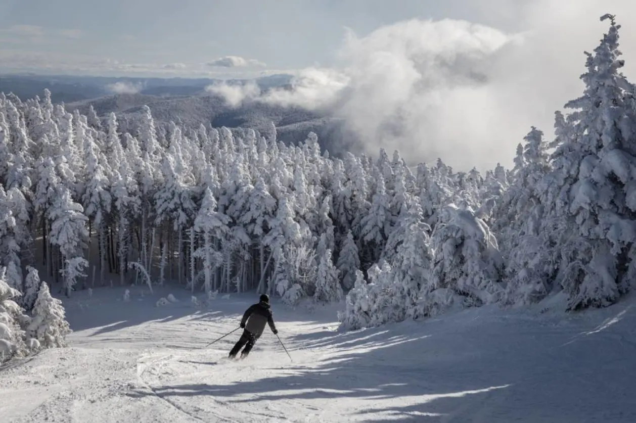 Skier descends Green Mountains of Vermont