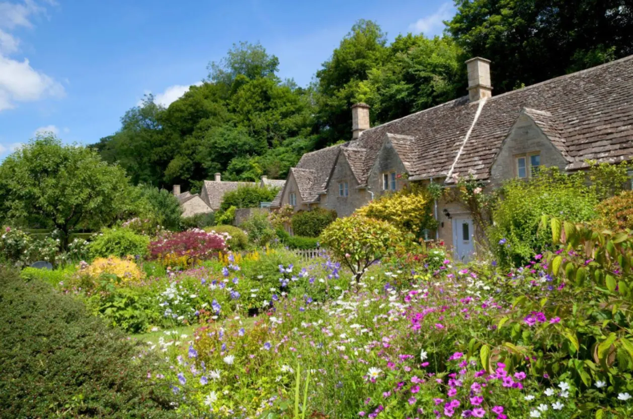 Cottage in Cotswolds in spring