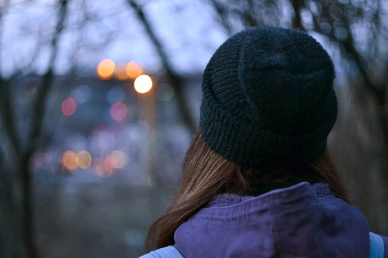 woman watching city lights loneliness wellness trend concept-finwal