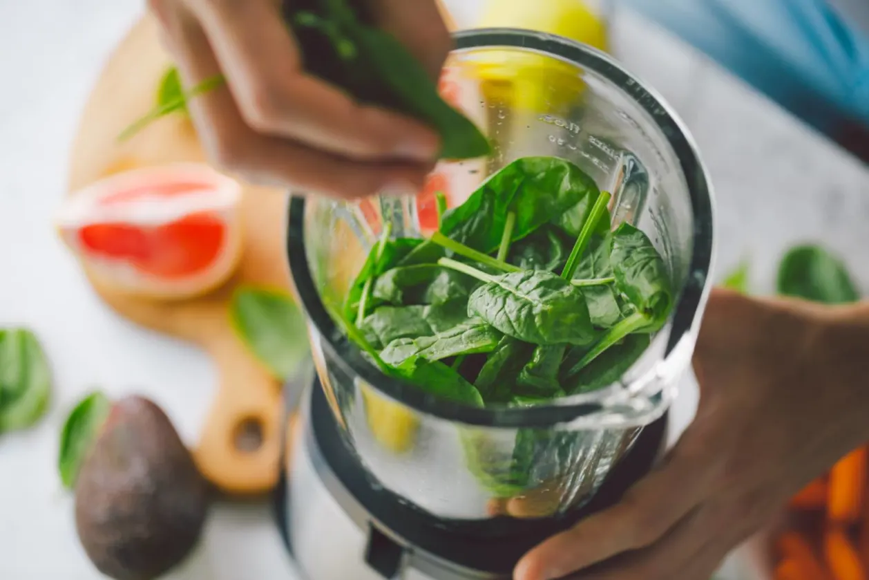 Process of making healthy smoothie for full body detox