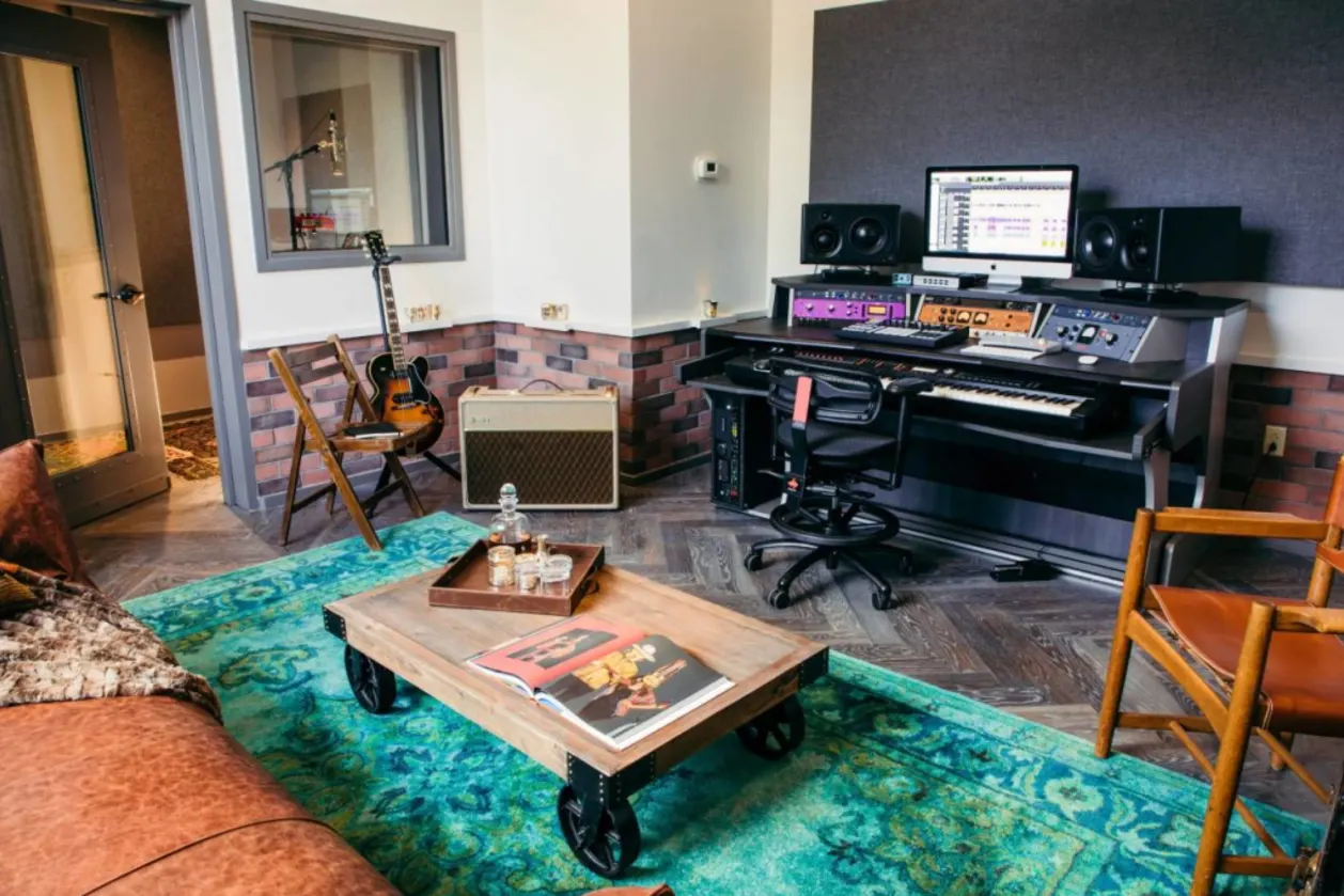 Hutton Hotel in Nashville music room