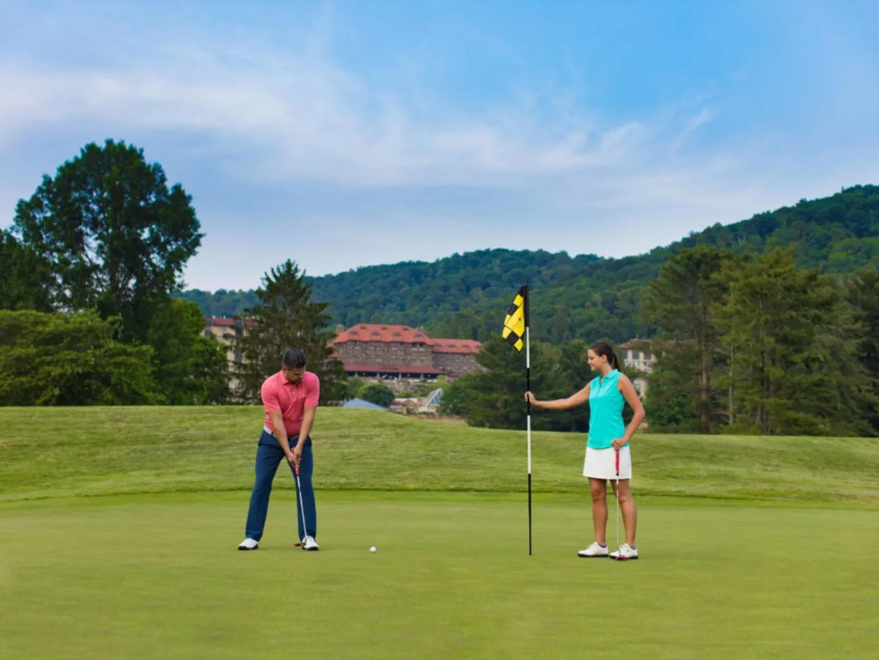 Couple golfing at Omni Grove Park Inn