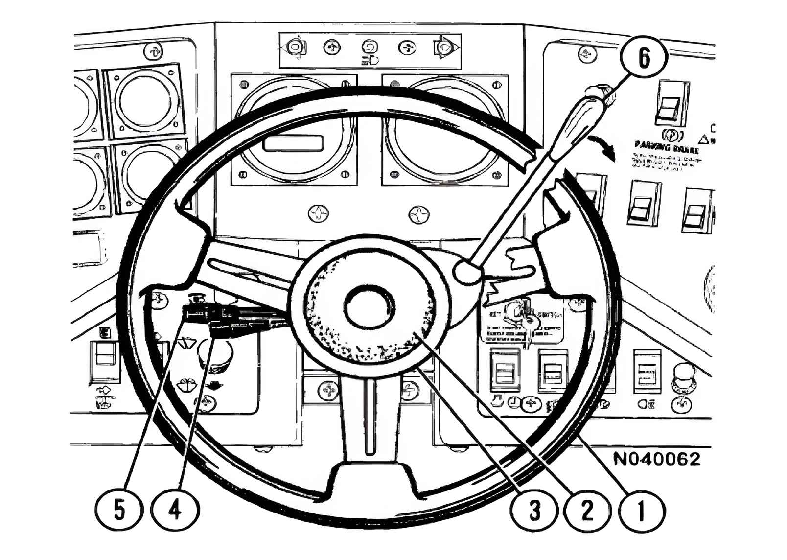 Portada: Controles del camión minero Komatsu: detalles del volante, pedales y retardo