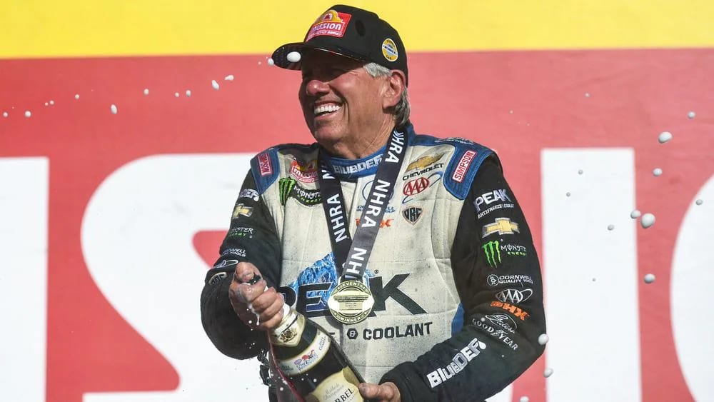 Portada: El Legendario Piloto de Drag John Force en lucha por su vida tras Devastador