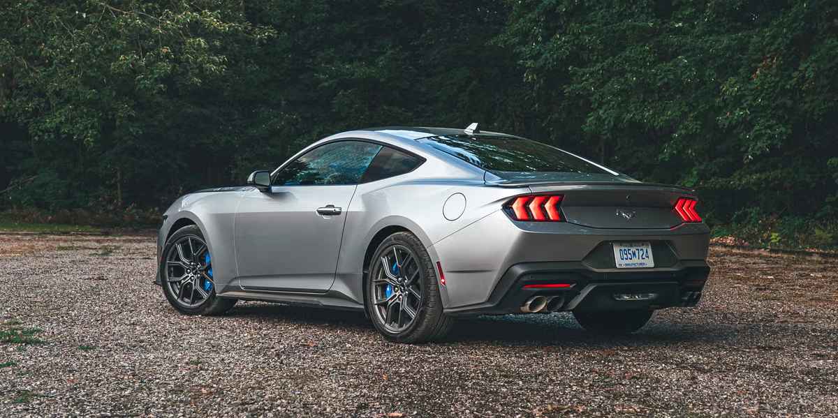 Portada: El Ford Mustang V-8 2025 cuesta entre $2600 y $3645 más que antes
