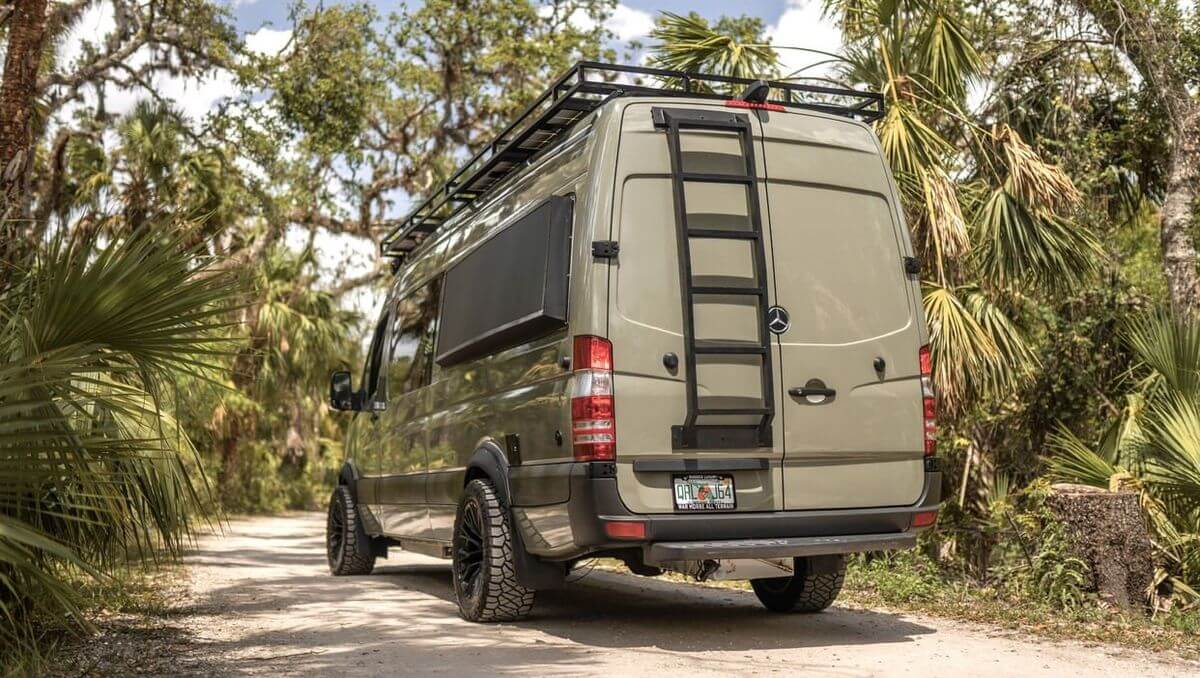 Portada: La lujosa furgoneta camper todoterreno War Horse comienza en $250,000