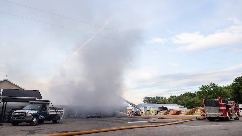 Portada: Incendio causa daños por $1M en empresa de excavación en Hampton Township