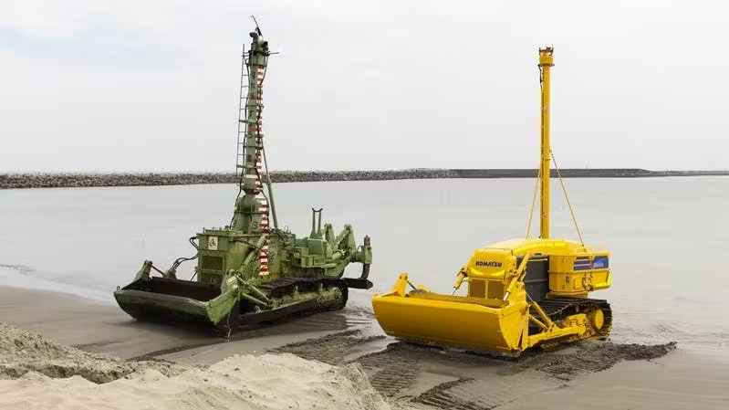 Portada: Komatsu presenta excavadoras anfibias eléctricas para construcción subacuática