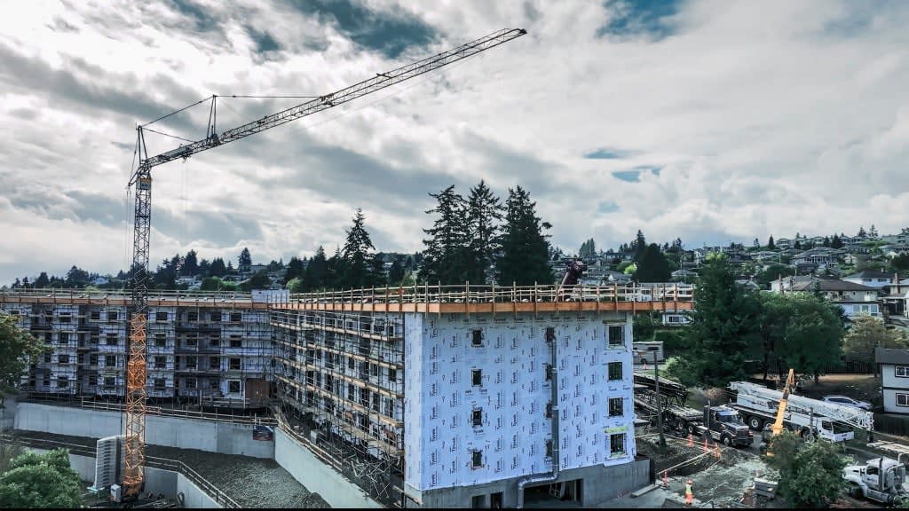 Portada: Grúa de montaje rápido Liebherr destaca en complejo sitio de Vancouver Island