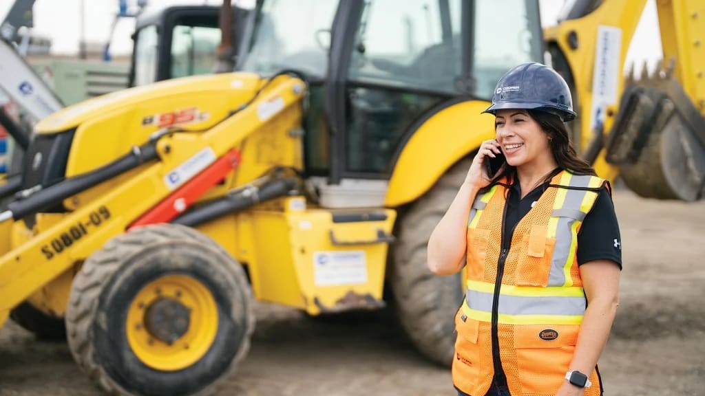 Portada: Esfuerzos para reclutar más mujeres en la construcción rinden frutos – pero aún
