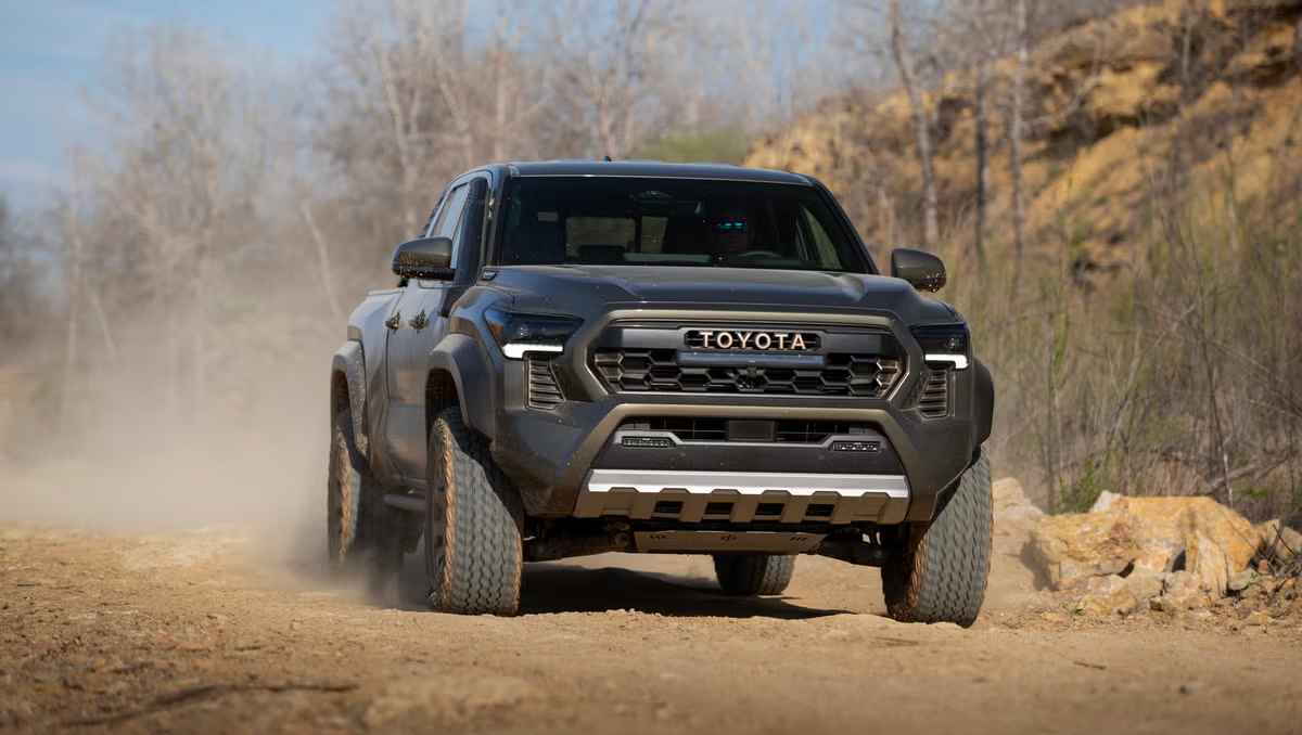 Portada: Toyota emite un recall de 33,000 vehículos por calcomanías de capacidad de