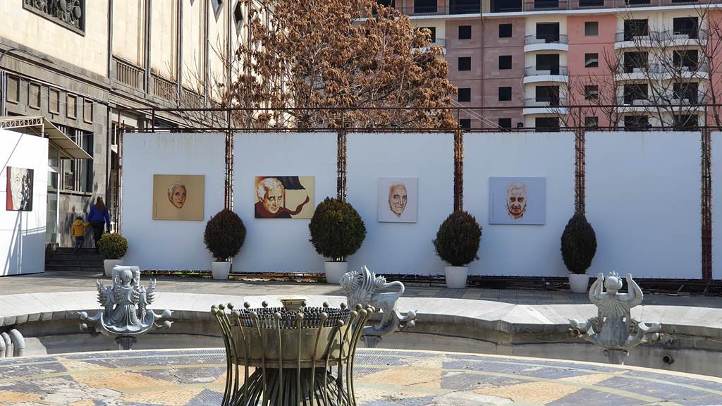 میدان شارل آزناوور در ایروان، ارمنستان