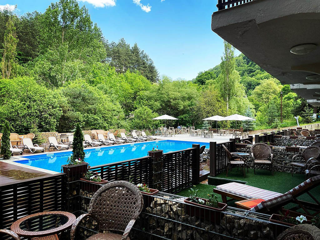 Dilijan Best Hotel Best Western Plus Paradise - open air pool
