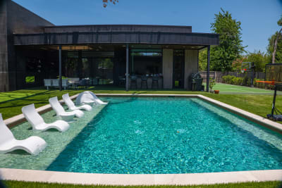 Platinum and Pebble: A Dallas Family's Outdoor Sanctuary — hero view — Dallas, TX