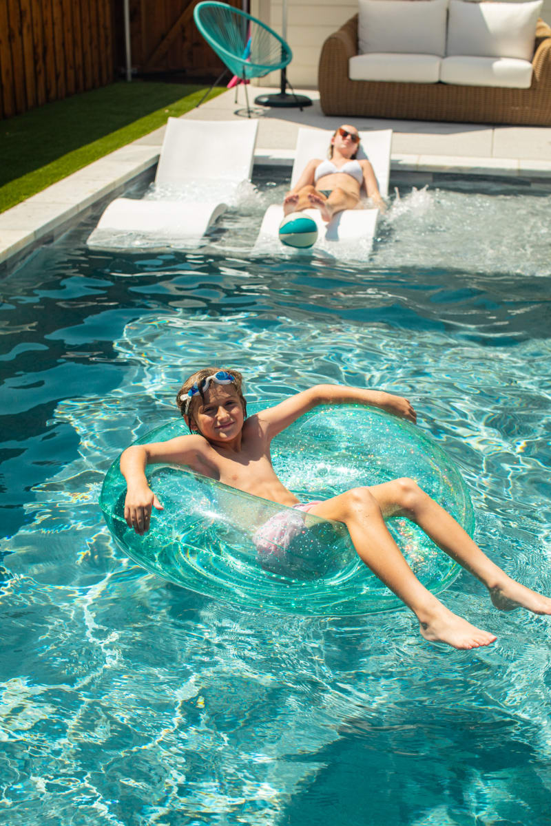 Multi-generational family enjoyment at a University Park, TX pool